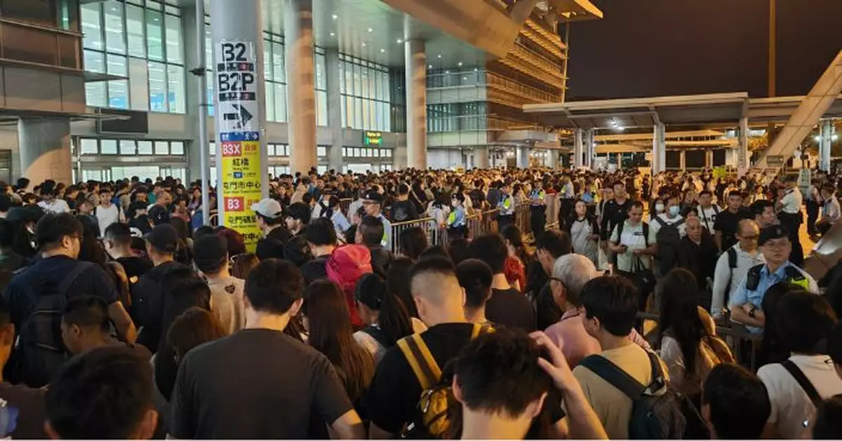 截至晚上9時 69萬人次入境 近30萬人出境