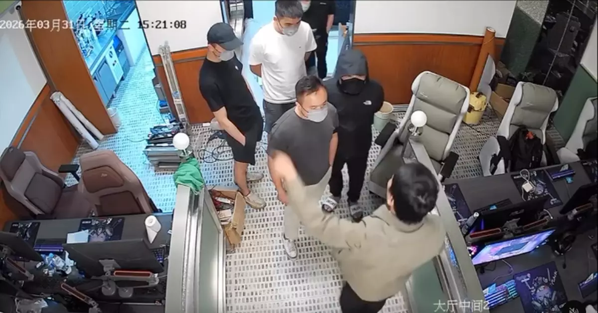 元朗網吧拒向黑幫付保護費後遭淋紅油 警拘3人追緝餘黨