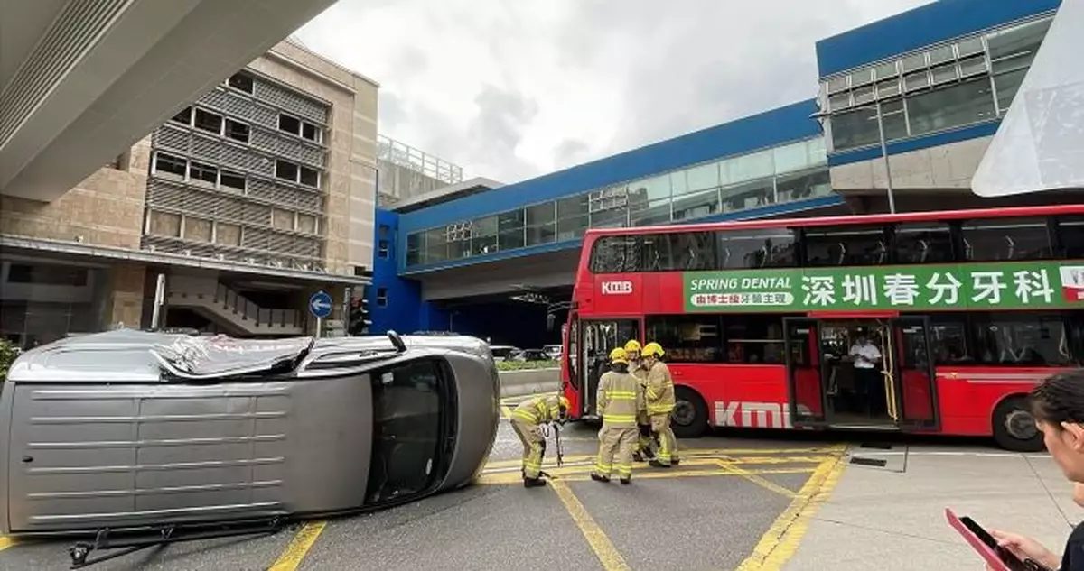 大圍站對開九巴與客貨車相撞 客貨車翻側司機一度被困