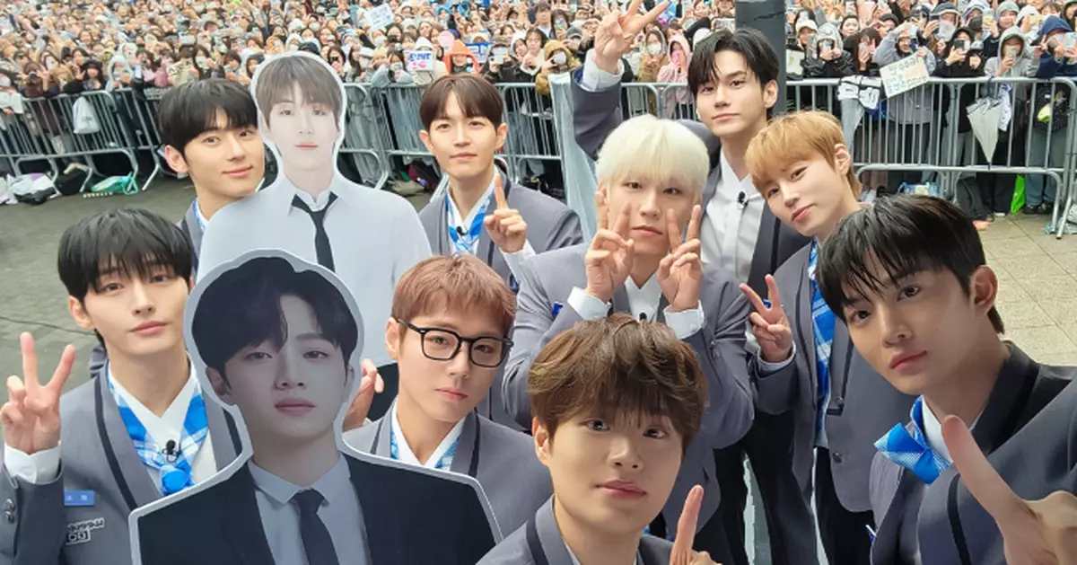 Wanna One久違合體重穿校服 雨中大跳《PICK ME》掀回憶殺