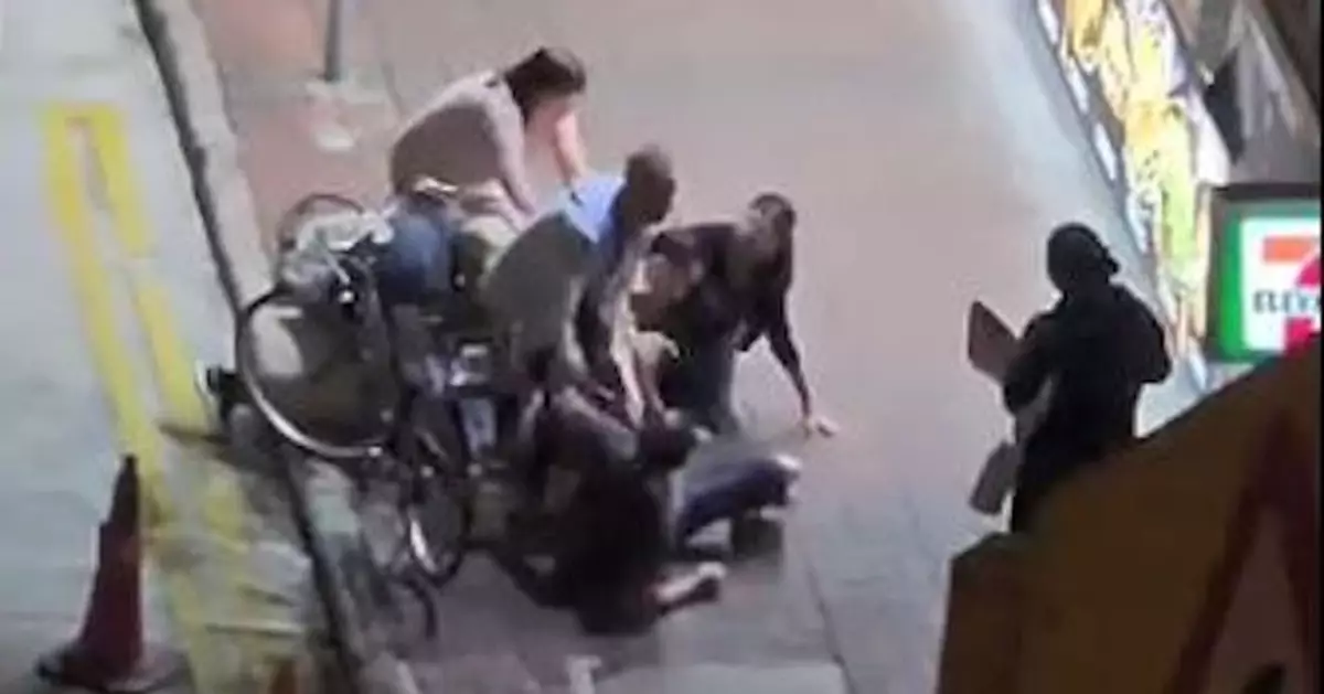 太子大南街兩大叔街頭MMA場面混亂 網民：加埋幾百歲仲打架