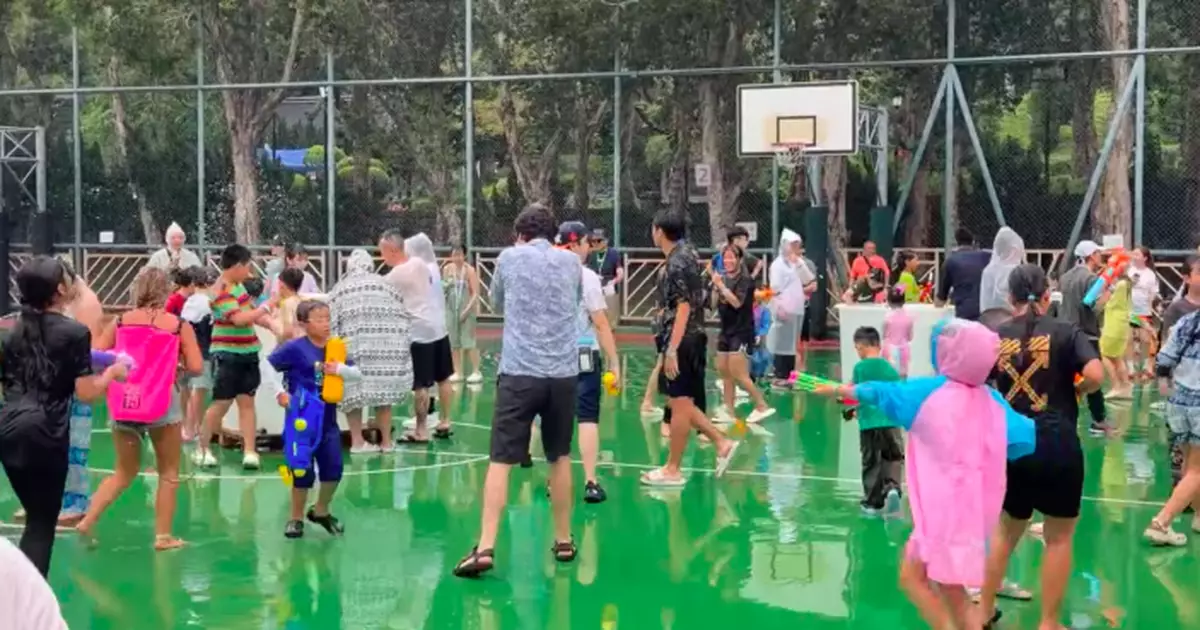 九龍城潑水節一連兩日熱鬧舉行 市民盡情潑水感受泰式新年氣氛