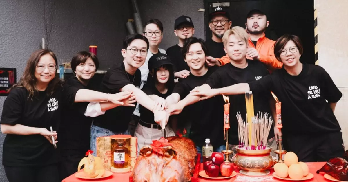 舞台喜劇《三一萬能合》開演何洛瑤化身「問題少女」 麥沛東自嘲最「肉酸」岑珈其讚凌文龍屬「舞台劇大師」