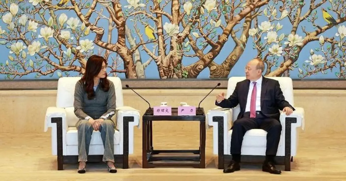 鄭麗文拜會北京市委書記盼深化京台合作 參觀故宮熱情向遊客揮手