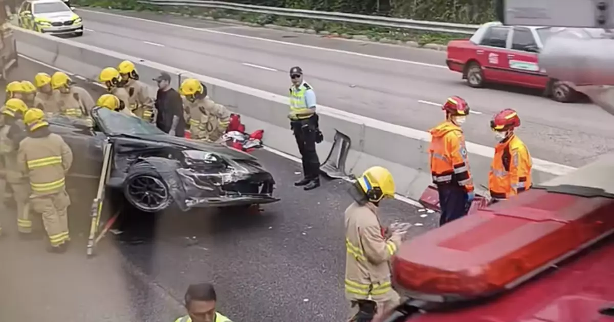 大埔公路私家車自炒撞壆 車身損毀嚴重司機一度被困