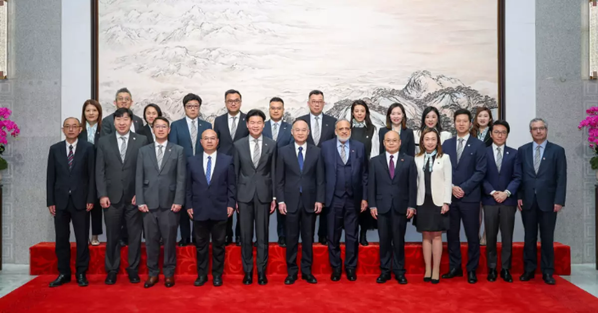 農融在北京會見香港律師會會長湯文龍一行