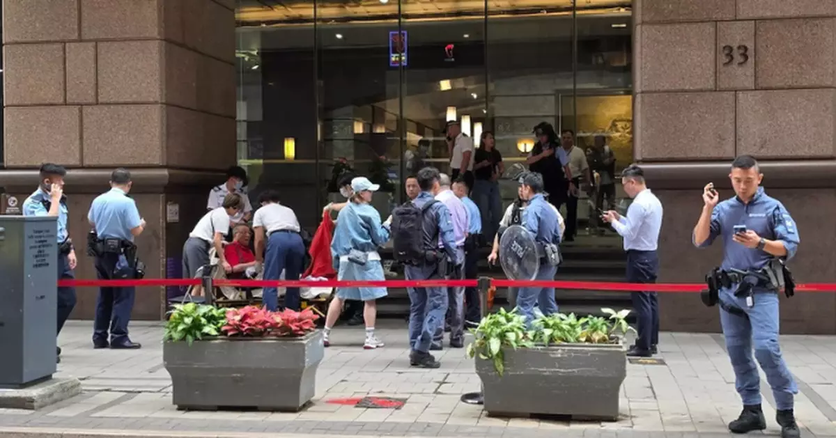 79歲男上環中遠大廈門外遇襲案 警追緝年約50歲白衣男