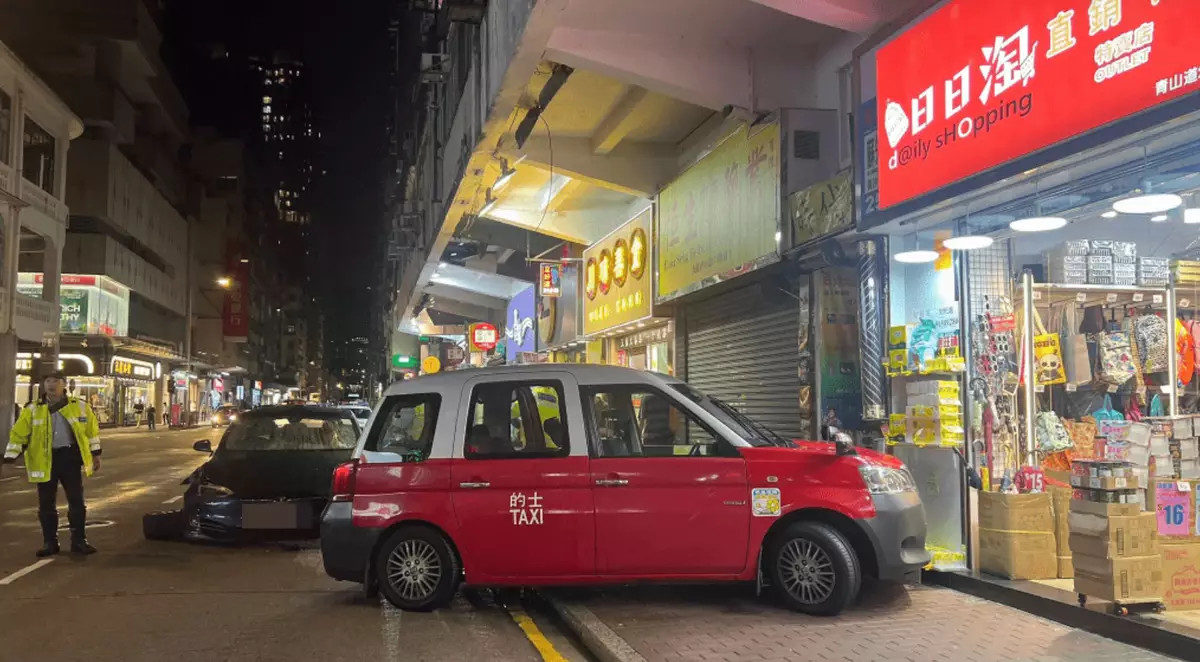 長沙灣青山道兩車相撞 Tesla「甩轆」的士剷上行人路險衝入家品店