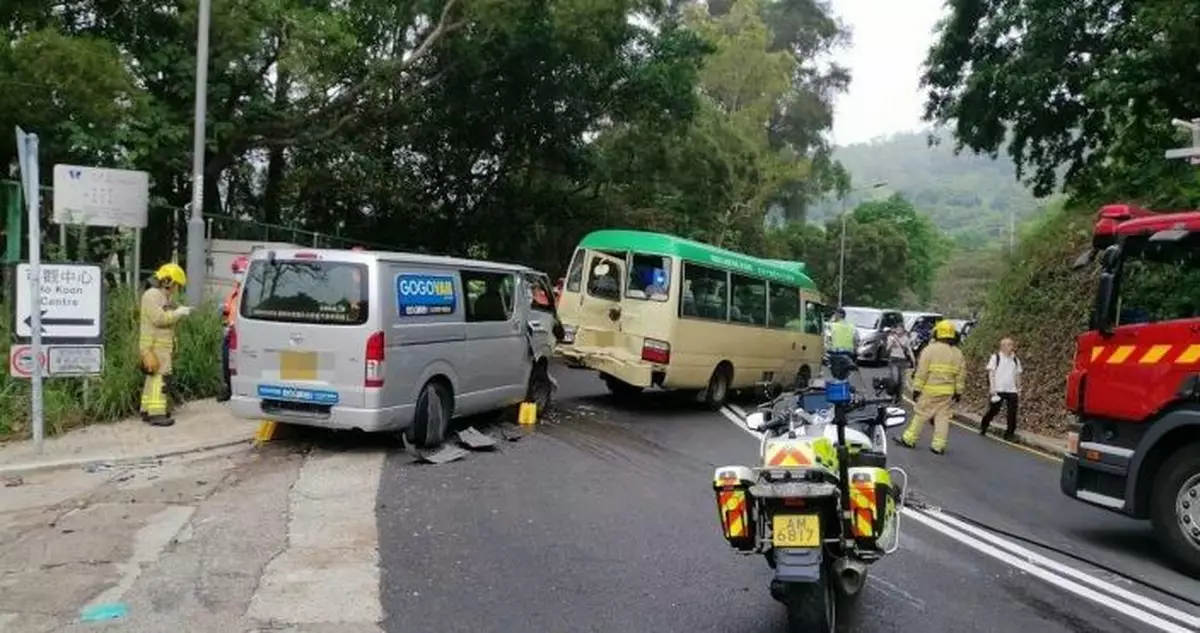 荃錦公路綠色小巴與客貨車相撞 至少13人傷全線封閉