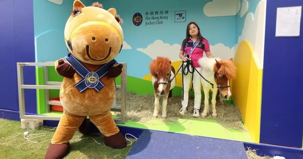 羅淑佩到七欖球迷村 與馬會攤位兩隻雪特蘭小馬合照