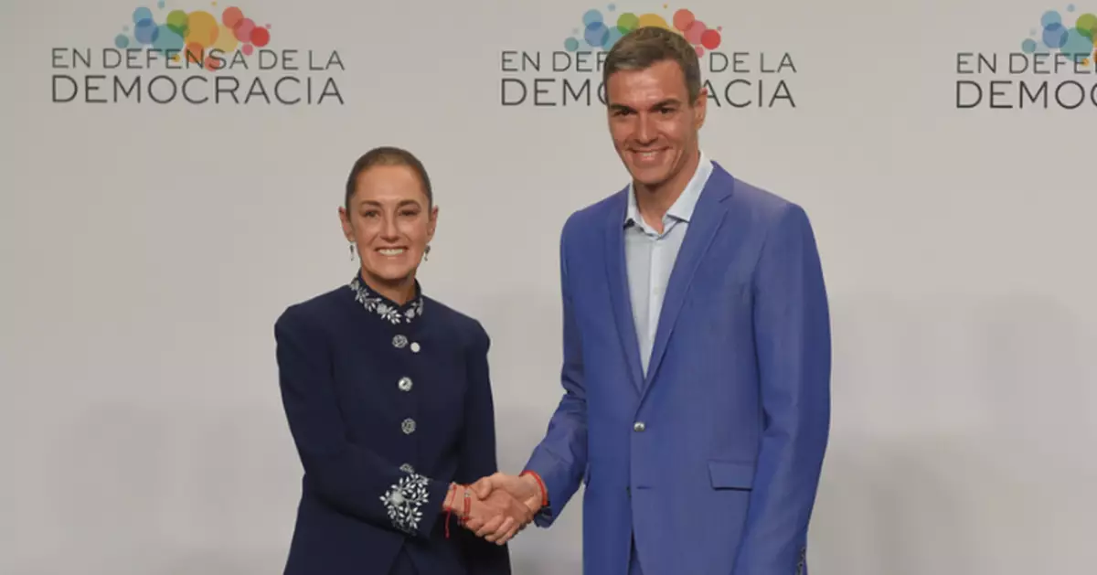 墨西哥總統薛恩鮑晤西班牙首相桑切斯 握握手化解殖民歷史爭議