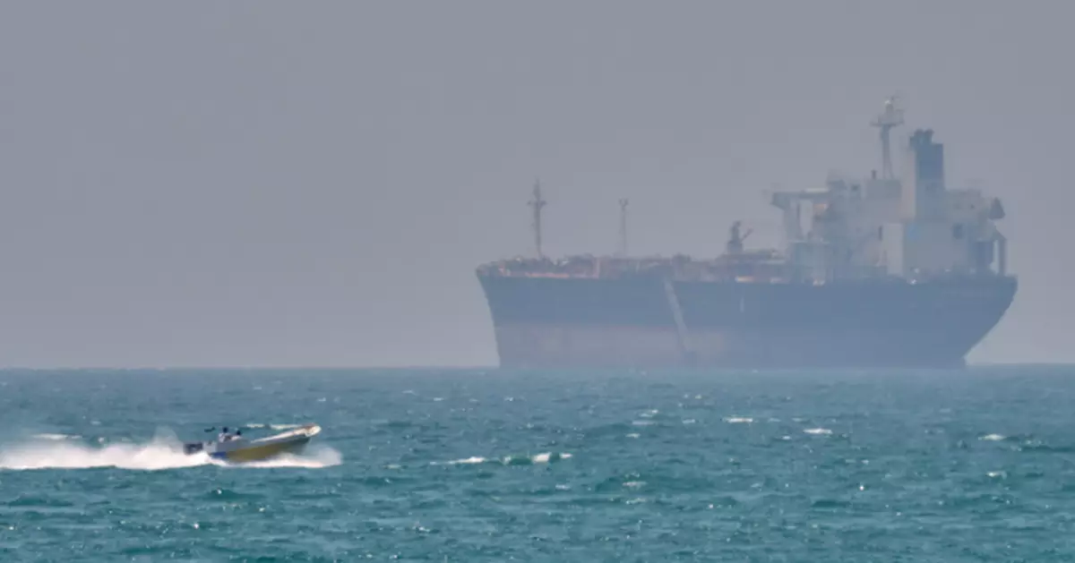 中東局勢｜一油輸一貨櫃船霍爾木茲海峽附近遇襲 疑為伊斯蘭革命衛隊所為