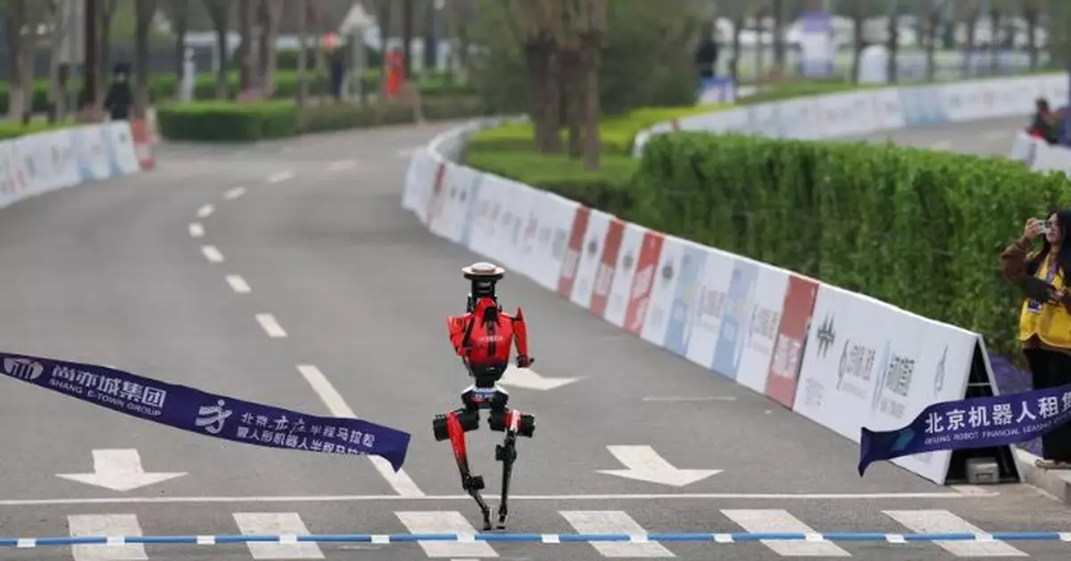 北京機器人半馬50分26秒奪冠 比上屆快近2小時 遠超人類男子半馬