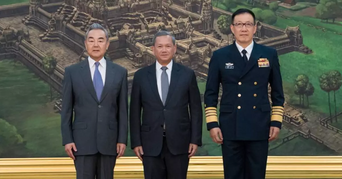 王毅董軍抵達柬埔寨 出席中柬外長防長「2+2」戰略對話機制首次會議