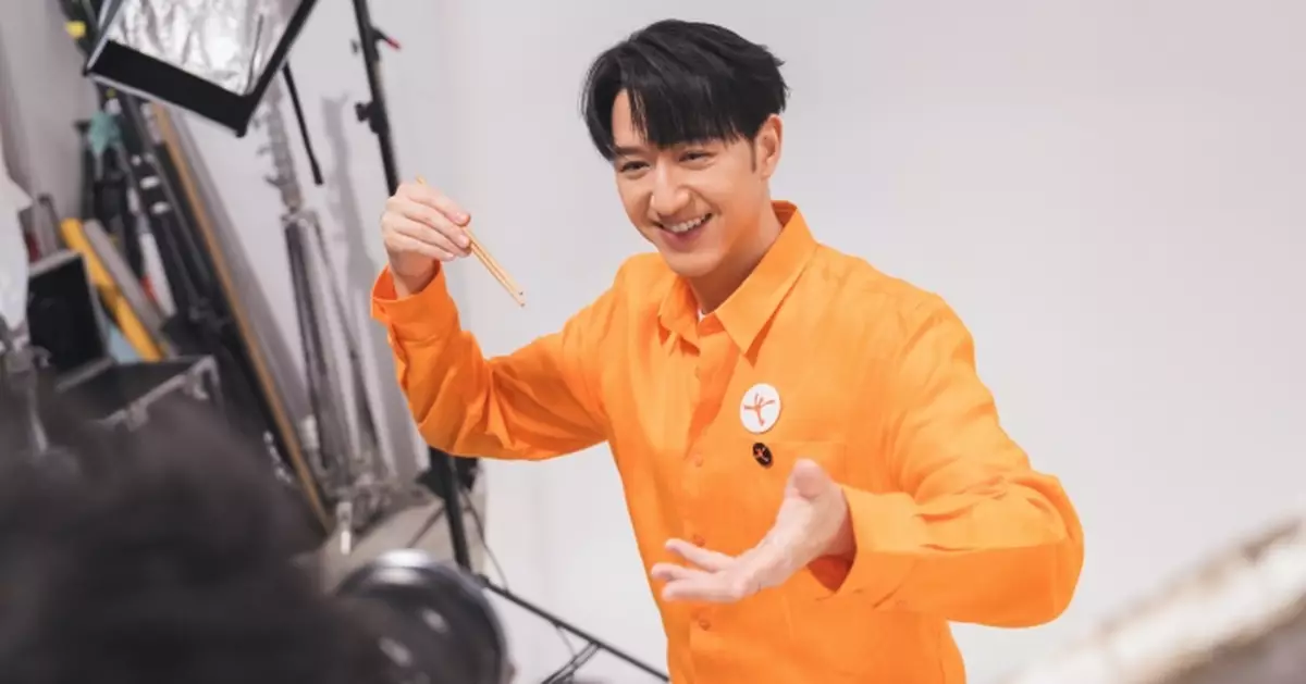 唱作男神馮允謙化身「J PORK KING」苦練日文拍廣告 Jay Fung自認宅男最愛四出「搵食」