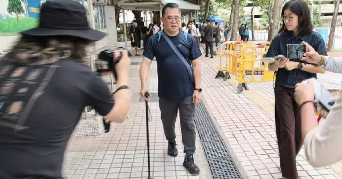 大埔火災｜宏仁閣麥先生撐拐杖帶護膝上樓 提醒膝頭不好街坊需做好準備