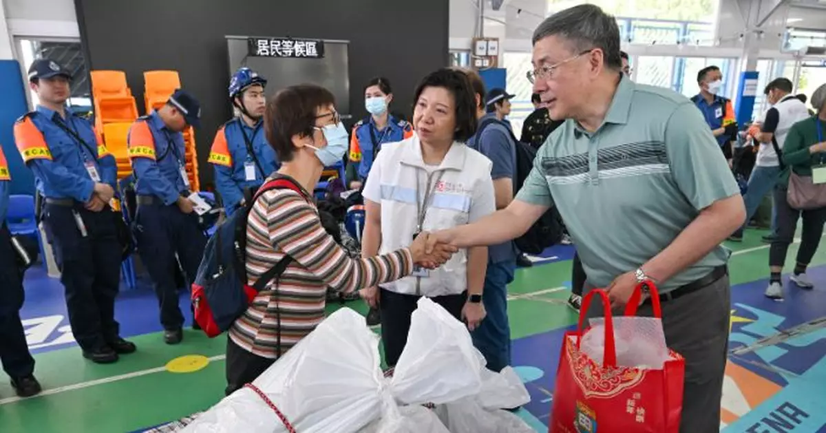 大埔火災｜卓永興視察上樓安排 與等候區居民交談
