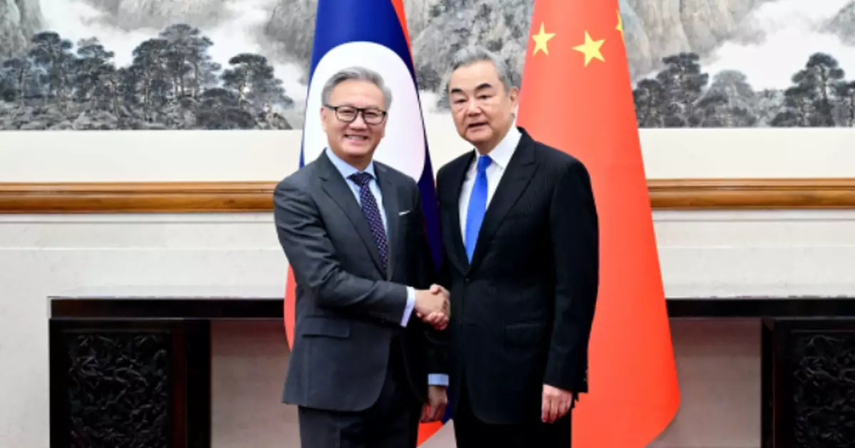 王毅晤老撾副總理兼外長通沙萬 願同老方加強戰略溝通深化合作