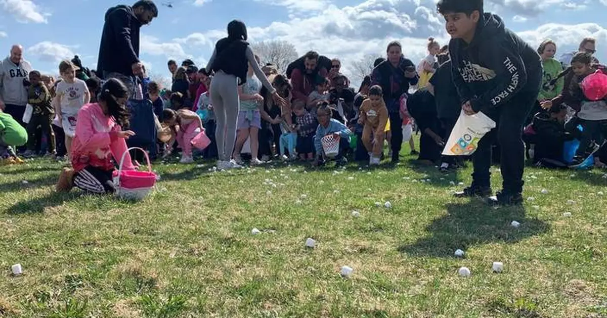 密歇根州直升機空投棉花糖 兒童爭相收集換獎品