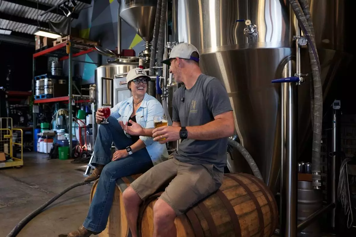 Flying F 牧場的牧場主艾莉芬德（左）與 Viewpoint 釀酒公司的首席釀酒師莫卡托姆斯基舉杯，慶祝他們獨特的環保合作，將啤酒渣從堆填區中拯救出來並轉化為牛肉。(SDFoodies圖片) AP圖片