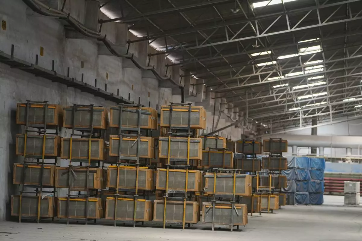 在印度古吉拉特邦莫爾比，一間因燃料短缺而關閉的瓷磚廠空置，攝於2026年4月8日周三。(美聯社圖片/Ajit Solanki) AP圖片