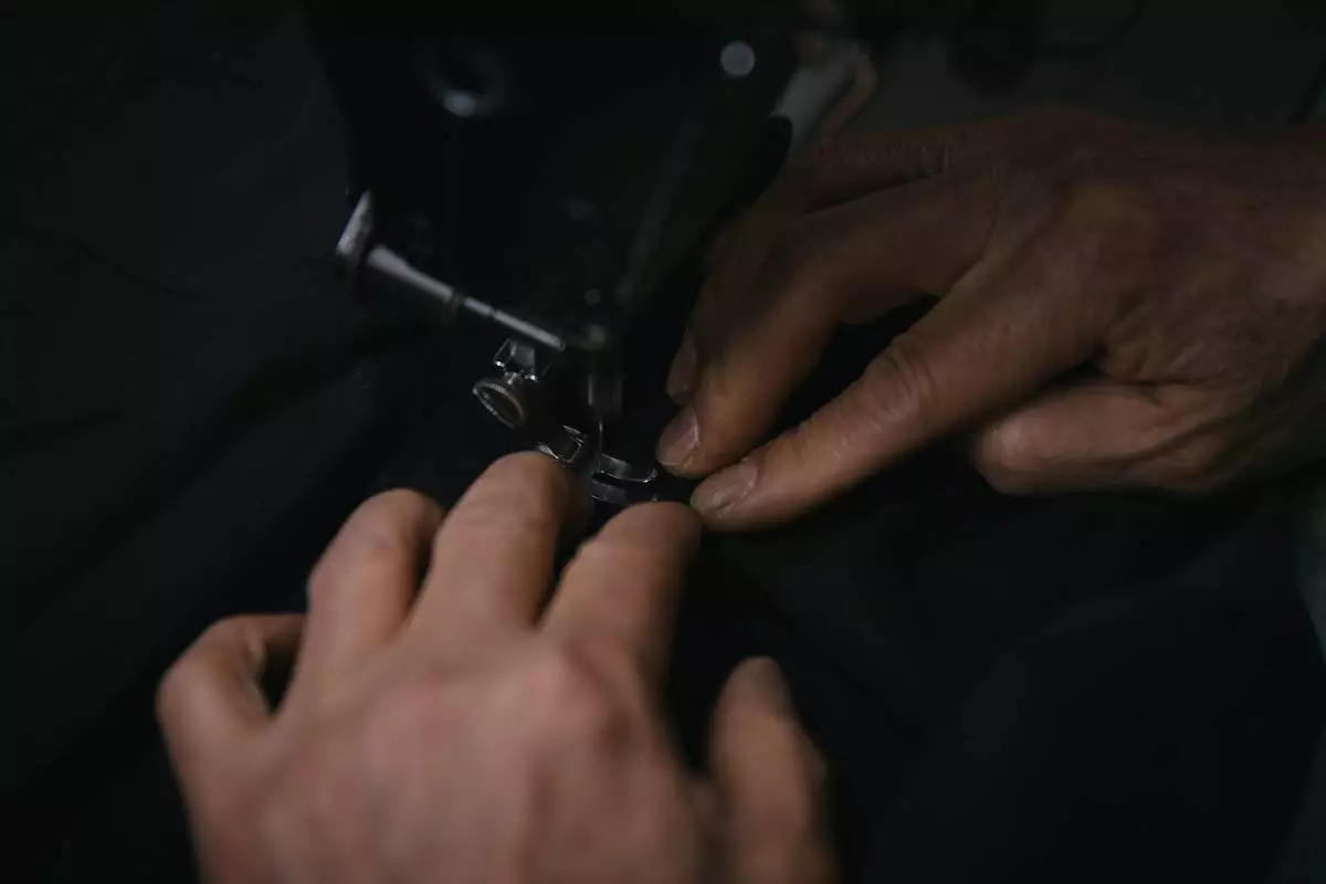 2026年3月27日周五，紐約，裁縫紀培（Kil Bae）在其店內縫製衣物。(美聯社圖片/Andres Kudacki) AP圖片