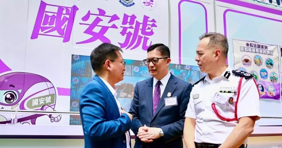 鄧炳強訪九龍小學登「國安號宣傳車」 讚以創新方式讓愛國愛家情懷「觸手可及」