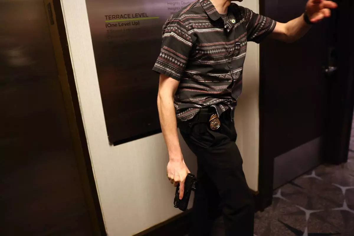 執法人員於2026年4月25日周六，在華盛頓白宮記者晚宴期間處理一宗事件。(美聯社圖片/Tom Brenner) AP圖片