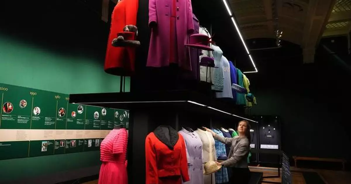英女皇伊利沙伯二世誕辰百周年 白金漢宮展逾300件服飾回顧時尚人生