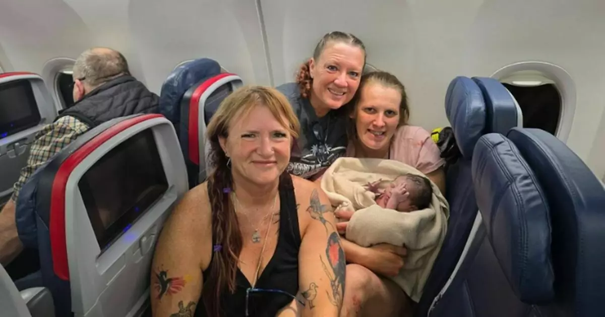 女B平安誕生！美航空客機3萬呎高空緊急分娩　2醫護旅客「就地取材」臨危接生