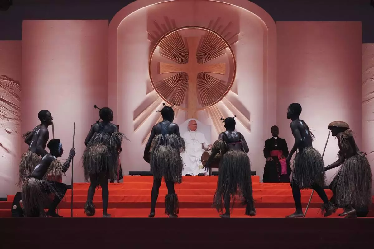 2026年4月22日周三，信眾穿著傳統服飾，在赤道畿內亞巴塔體育場為教宗良十四世表演，當時他正與年輕人及家庭會面。(美聯社圖片/Andrew Medichini) AP圖片