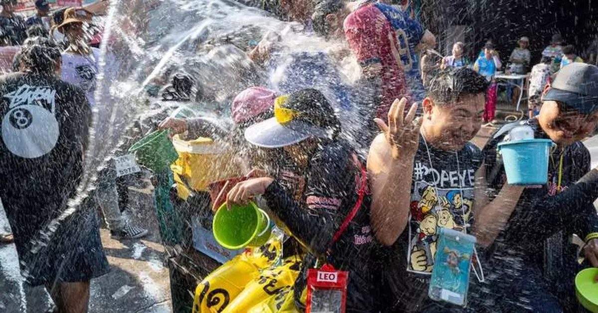 泰國潑水節慶新年 灑水寓意潔淨與好運