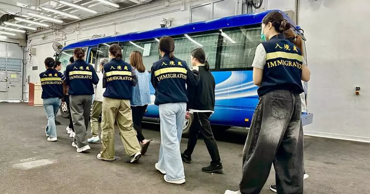 入境處遣返30名越南籍非法入境者回國