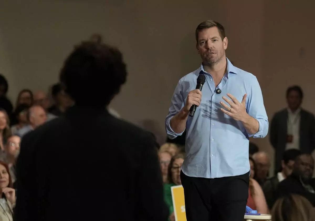 加州州長候選人、民主黨眾議員埃里克·斯沃爾韋爾（Eric Swalwell）於2026年4月7日周二在加州薩克拉門托（Sacramento）的一個市政廳會議上，回答加州大學戴維斯分校學生帕特里克·梅森（Patrick Mason）的提問。(美聯社圖片/Rich Pedroncelli) AP圖片