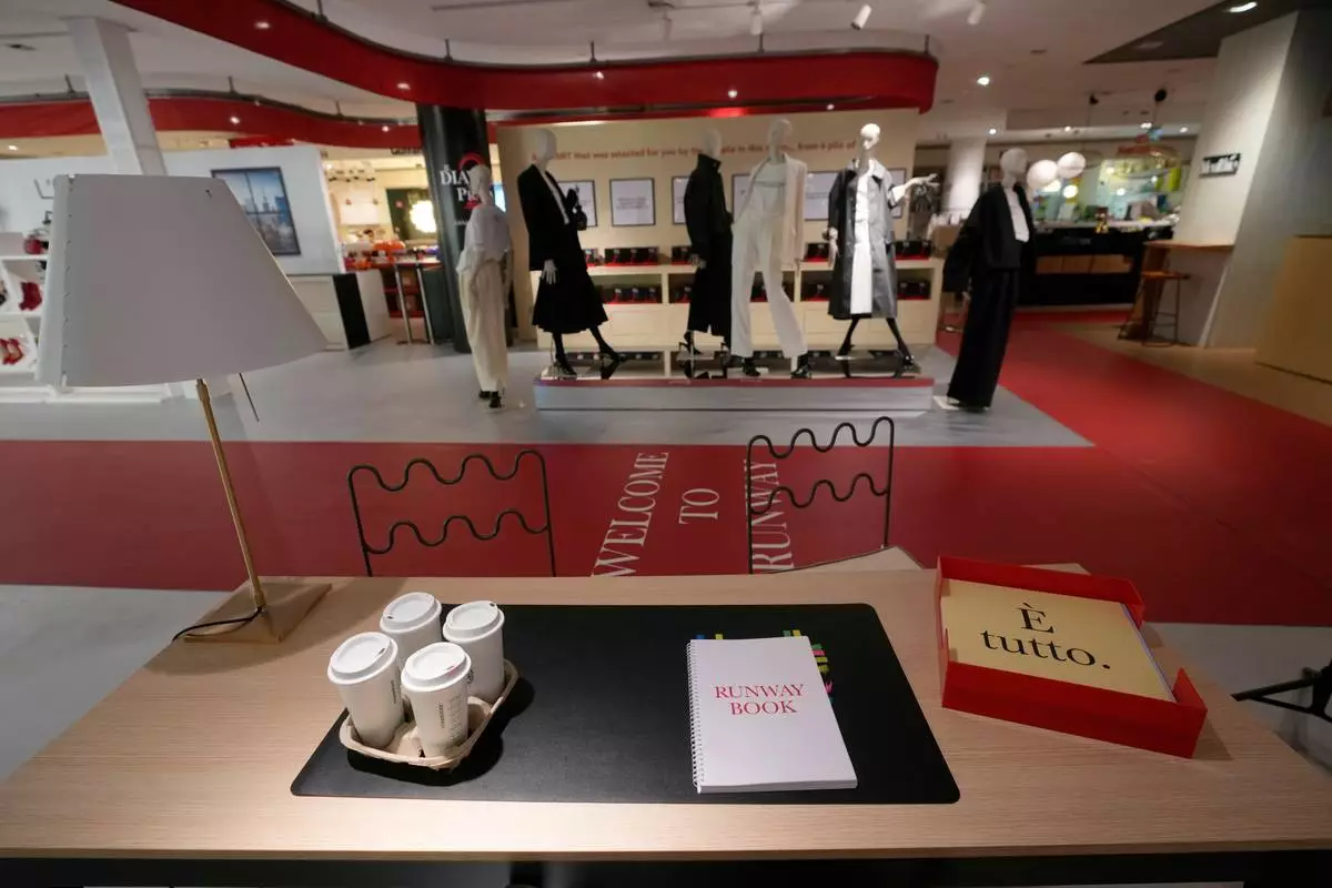在意大利米蘭文藝復興百貨（Rinascente）展出的新電影《穿Prada的惡魔2》裝置藝術。攝於2026年4月20日周一。(美聯社圖片/Luca Bruno) AP圖片