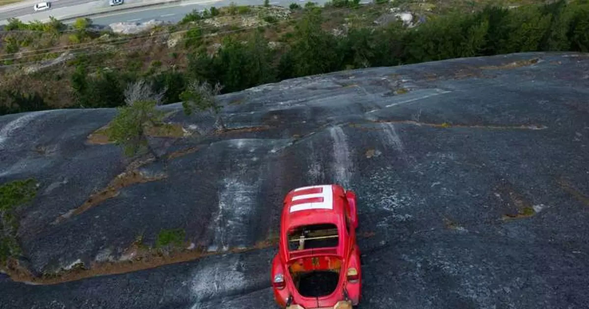加拿大公路驚現「飛天甲蟲車」 疑工程系學生惡作劇