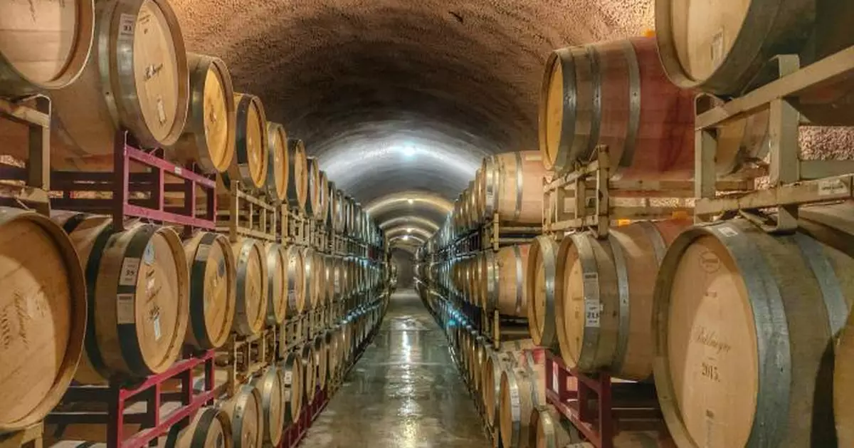 日本秋田縣酒廠奪命意外！40多歲男員工跌入2米深酒桶身亡