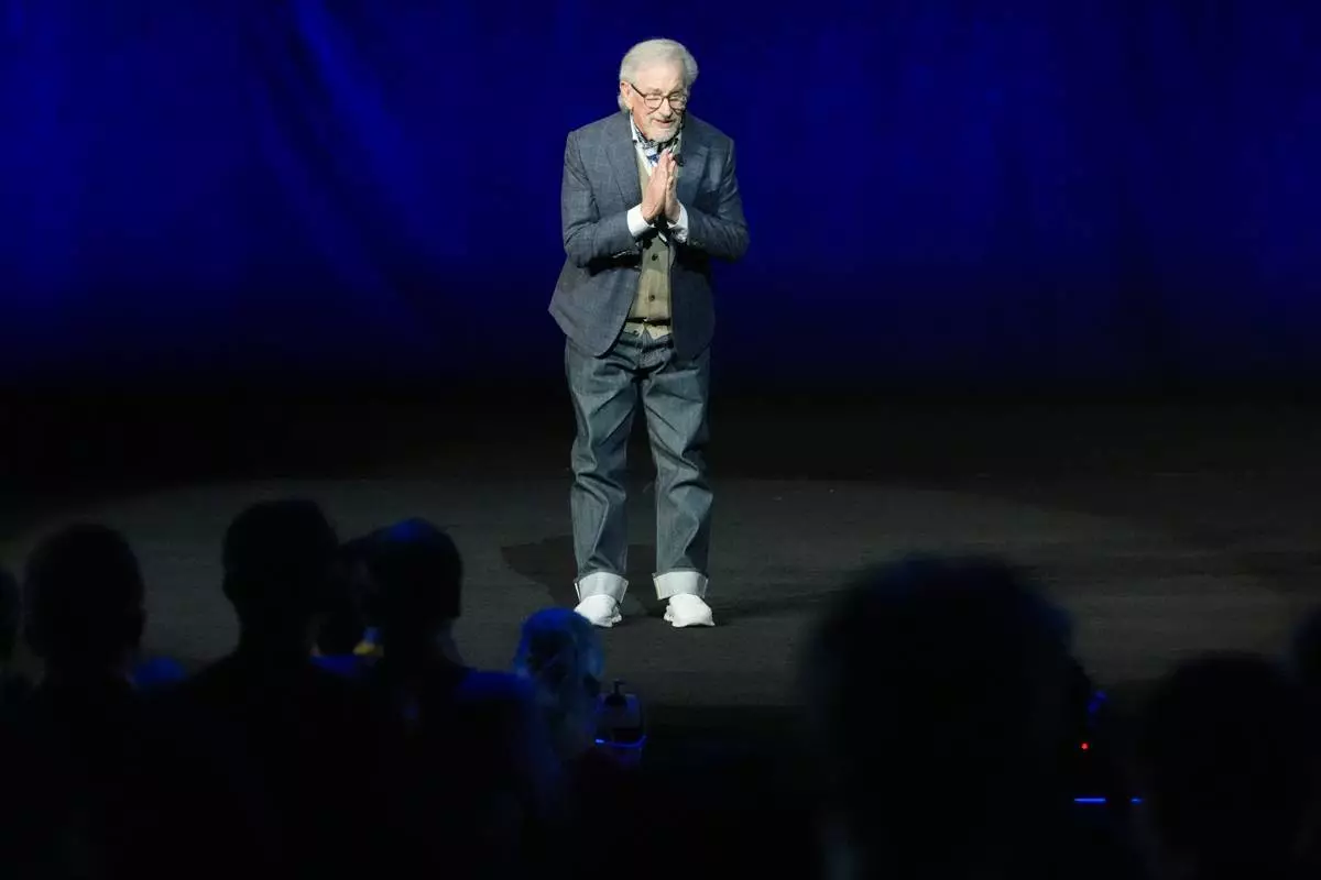 執導新片《揭露日》的導演史提芬史匹堡（Steven Spielberg），於2026年4月15日周三，在拉斯維加斯凱撒宮（Caesars Palace）舉行的電影博覽會（CinemaCon）上，為環球影業（Universal Pictures）和焦點影業（Focus Features）的發佈會發言。(美聯社圖片/基斯皮澤洛 Chris Pizzello) AP圖片