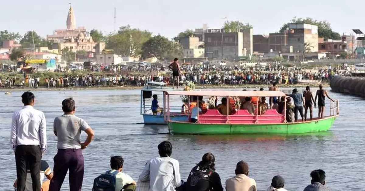 印度觀光船翻側釀至少10死 載客量超標疑強風肇禍