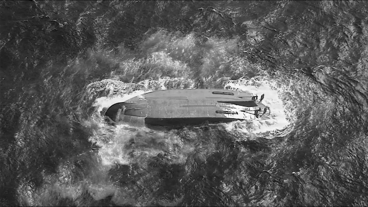 2026年4月18日周六，美國海岸防衛隊巴伯斯角空軍基地（Coast Guard Air Station Barbers Point）的HC-130「大力神」運輸機機組人員，在塞班島（Saipan）附近海域飛越一艘翻沉船隻，搜索於4月15日引擎故障失蹤的「馬里亞納號」貨船。（美聯社圖片/U.S. Coast Guard/Air Station Barbers Point） AP圖片