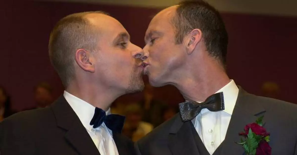 阿姆斯特丹慶祝同性婚姻合法化25周年 三對伴侶市政廳締良緣