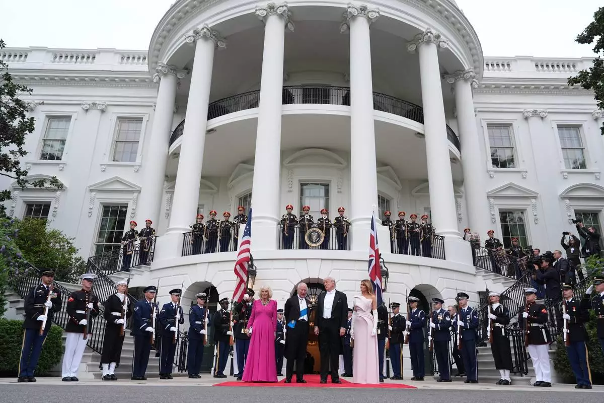 2026年4月28日周二，總統特朗普與第一夫人梅拉尼婭特朗普在華盛頓白宮南門廊迎接抵達國宴的英王查理斯三世與卡米拉王后。(美聯社圖片/Alex Brandon) AP圖片