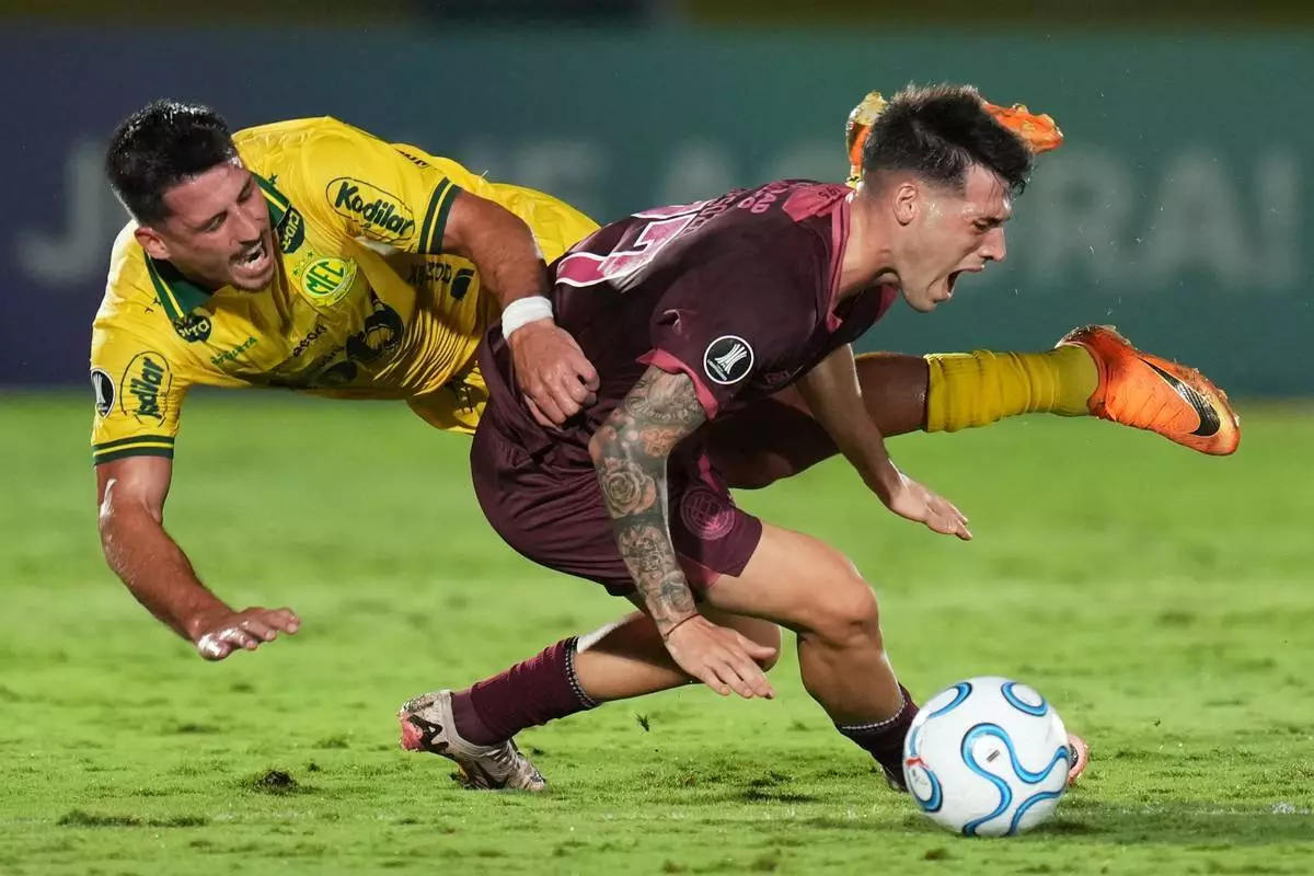 2026年4月8日周三，在聖保羅州米拉索爾（Mirassol）舉行的一場南美自由盃（Copa Libertadores）G組足球賽中，阿根廷拉努斯（Lanus）的盧卡斯·貝索齊（Lucas Besozzi，右）與巴西米拉索爾（Mirassol）的加布里埃爾·皮雷斯（Gabriel Pires）爭奪控球權。(美聯社圖片/Andre Penner) AP圖片