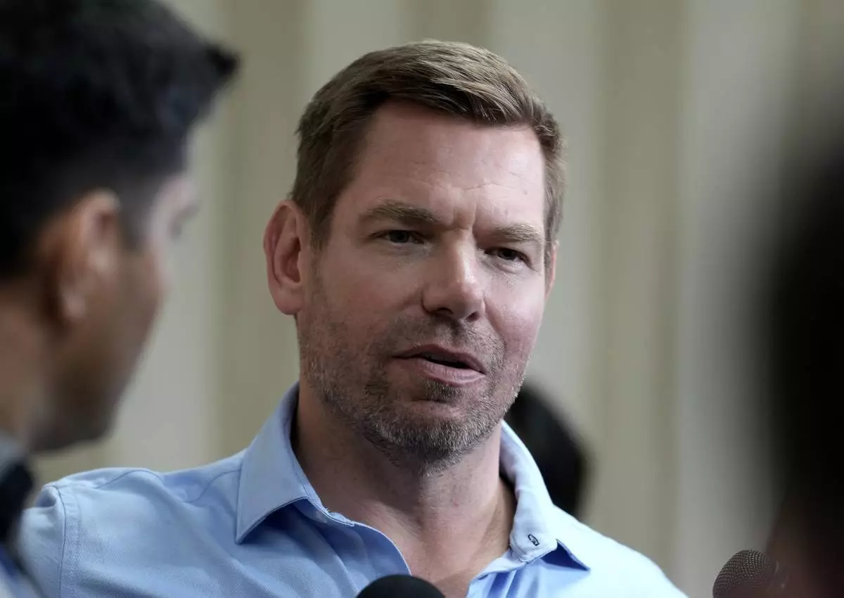 加州州長候選人、民主黨眾議員艾瑞克史瓦威爾（Eric Swalwell）於2026年4月7日周二在加州薩克拉門托舉行市民大會後與記者交談。(美聯社圖片/Rich Pedroncelli) AP圖片
