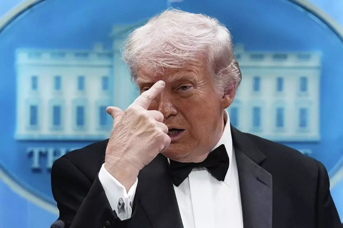 2026年4月25日，星期六，華盛頓（Washington），白宮記者協會晚宴（White House Correspondents' Association Dinner）發生未指明威脅後，美國總統特朗普（President Donald Trump）在白宮詹姆斯布雷迪新聞簡報室（James Brady Press Briefing Room）發表講話時做出手勢。(美聯社圖片/Jose Luis Magana) AP圖片