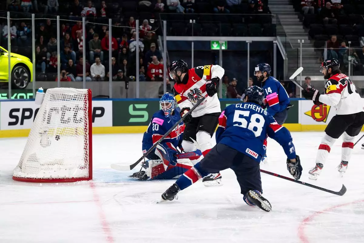 奧地利隊的彼得·施奈德（左二）射入球隊第四球，攻破英國門將馬特·羅布森的十指關，攝於2026年國際冰球聯合會男子冰球世界錦標賽A組預賽，英國隊對奧地利隊的比賽，瑞士蘇黎世，2026年5月16日周六。(Andreas Becker/Keystone via 美聯社圖片) AP圖片