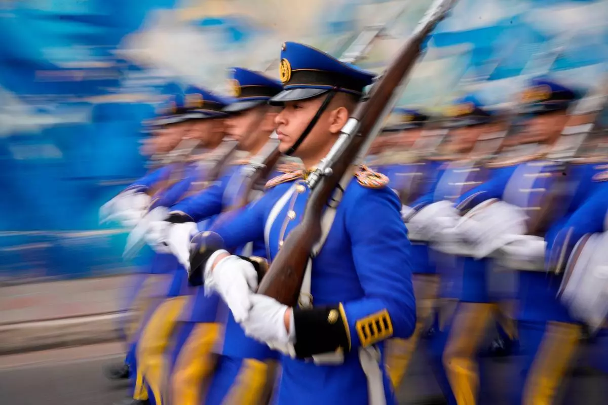 檔案圖片：2026年5月14日，巴拉圭亞松森，軍校學生在第215屆獨立日巡遊期間步操。(美聯社圖片/Jorge Saenz) AP圖片