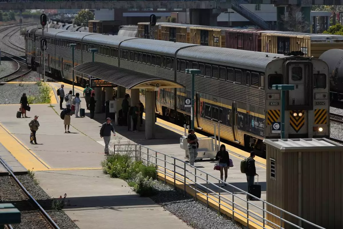 乘客於2026年4月30日周四在加州埃默里維爾（Emeryville）的一個車站等候登上美國國鐵列車。(美聯社圖片/Jeff Chiu) AP圖片