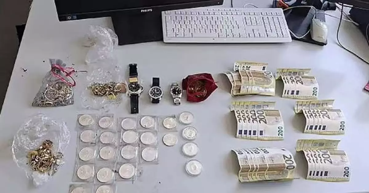 校園操場驚現「真寶藏」 德男童挖出珠寶金條名錶 疑為竊賊贓物
