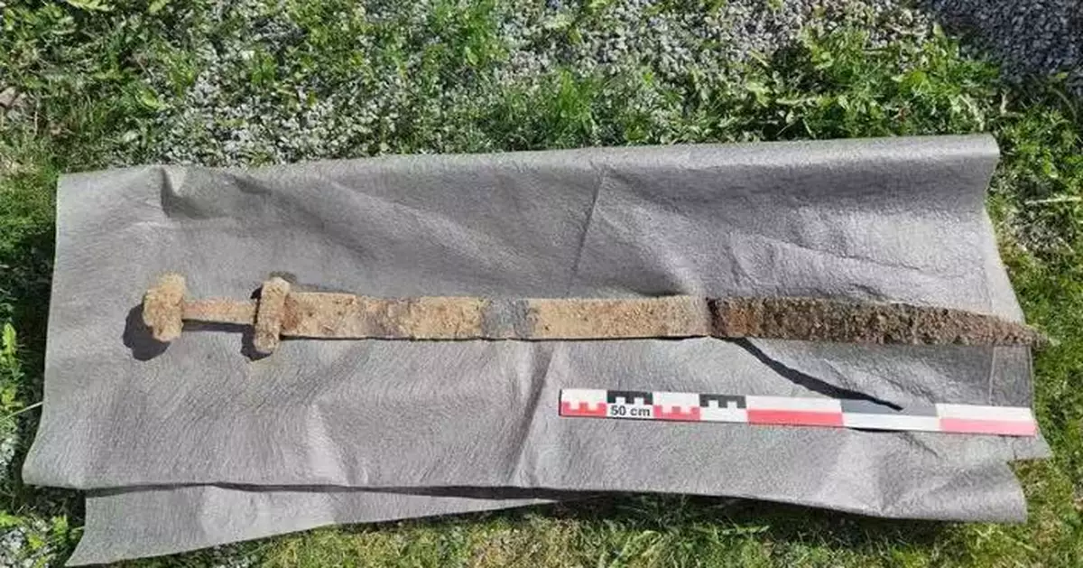 挪威6歲男童戶外教學活動發現生鏽鐵器 專家到場鑑定為1300年前古劍